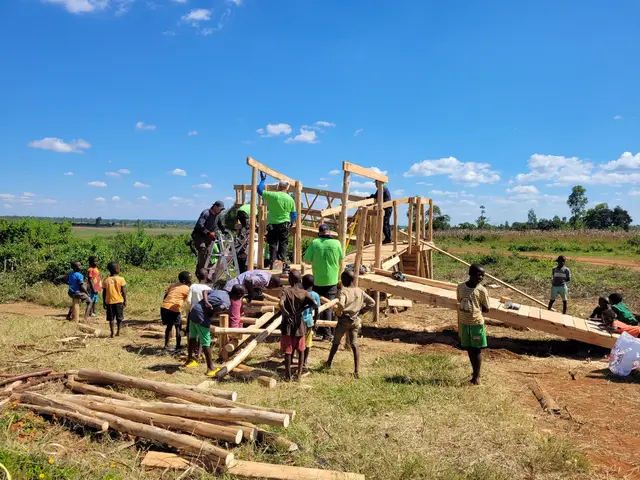 Die Teams von Viebrockhaus und Kühn errichten gemeinsam mit den Care Workern von Hands at Work einen Spielplatz in Malawi | Foto: Hands at Work