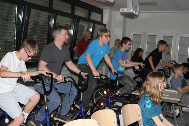 David Cordes (2. v. li.) trat gemeinsam mit den Schülern und Schülerinnen in die Pedale | Foto: sb