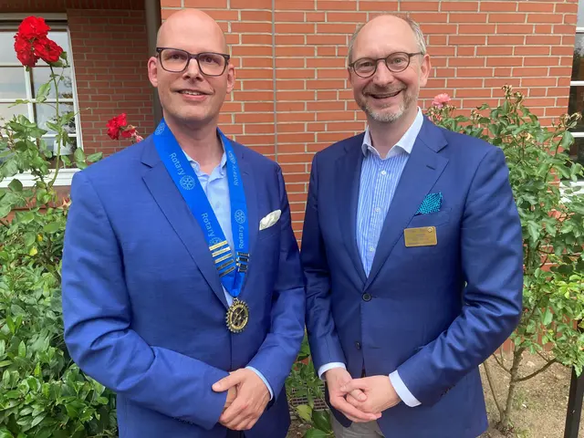 Norbert Reichentrog (li.) übernimmt die Leitung im Rotary Club Seevetal von Ralf Grote | Foto: RC Seevetal