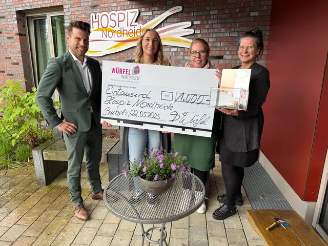 Bei der Spendenübergabe: Daniel Würfel und Beate Würfel (re.) von Würfel Immobilien mit Katharina Koch (2. v. li.) und Vivien Bludau vom Hospiz Nordheide | Foto: Hospiz Nordheide