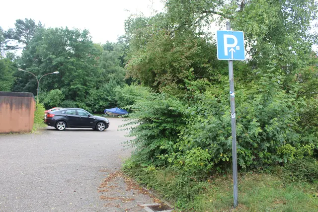 Das blaue Schild an einer der drei Flächen am Postweg, um die es geht | Foto: pm