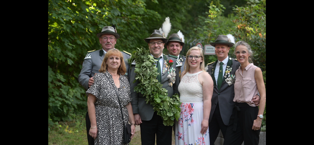 Die Königscrew (v. li.) Adjudant Herrmann Höper mit Frau Martina, König André Linné mit seiner Steffi, dahinter Phil Harloff sowie rechts daneben Ralf Fischer mit Gattin Miriam | Foto: SV Sieversen-Leversen