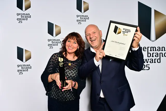 Babette Suhr und Ulrich von dem Bruch von der Lüneburger Heide GmbH freuten sich über den Award  | Foto: Lüneburger Heide GmbH