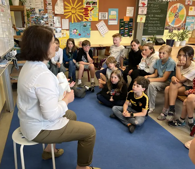 Zahnärztin Maria Gravani vom Zahnärztlichen Dienst des Amtes Gesundheit erklärt den Viertklässlerinnen und Viertklässlern der Grundschule Steinkirchen, wie wichtig regelmäßiges Zähneputzen und gesunde Ernährung sind

 | Foto:  Landkreis Stade / Nina Dede