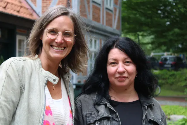 Tanya Doroshenko (re.) leistet gemeinnützige Arbeit im Kindergarten. Melanie Backhaus berät sie zum Beispiel, wie sie ihr Deutsch verbessern oder eine Ausbildung machen kann | Foto: pöp