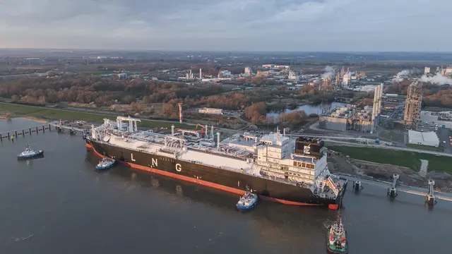 Hier war die Welt noch in Ordnung: Die Ankunft der "Energos Force" im März 2024 im Stader Energiehafen. Jetzt ist das Schiff unterwegs nach Gibraltar | Foto: DET