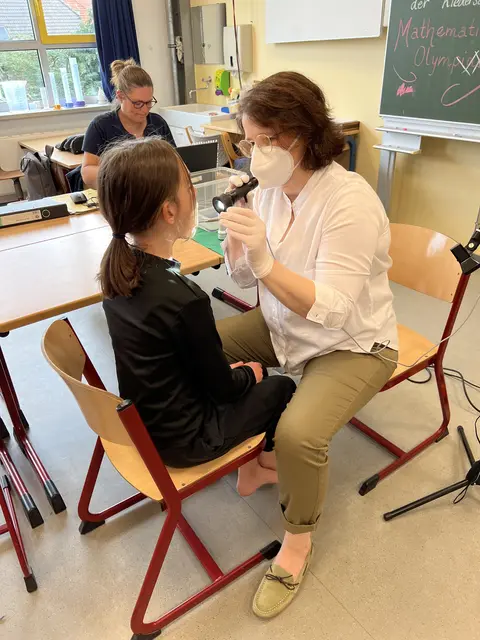 Zahnärztin Maria Gravani vom Zahnärztlichen Dienst des Amtes Gesundheit untersucht die Viertklässlerinnen und Viertklässler der Grundschule Steinkirchen | Foto: Landkreis Stade / Nina Dede