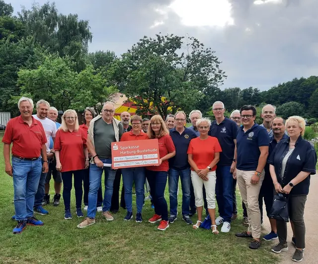 Im Rahmen einer Dankesfeier übergaben Vertreter der Marienbühne die Spenden symbolisch an Ralf Macke von der Stadtjugendpflege sowie Susanne Uhlig und Leonie Fröhlich vom Liedermacherfestival-Team. Mit dabei waren Mitglieder der Serviceclubs, der St. Marien-Gemeinde und des Vereins Konzerte in Winsen e.V., die sich ehrenamtlich für das Projekt engagierten | Foto: Konzerte in Winsen e.V.