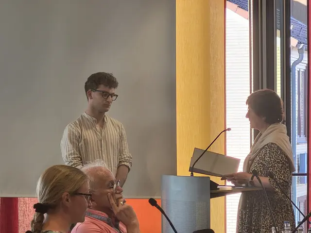 Die Bürgermeisterin Katja Oldenburg-Schmidt verabschiedet Philipp Bravos