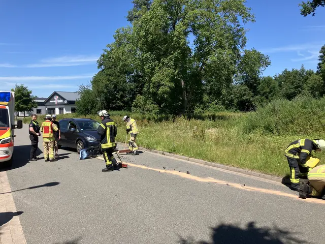 Feuerwehr und Rettungsdienst an der Unfallstelle | Foto: Polizei