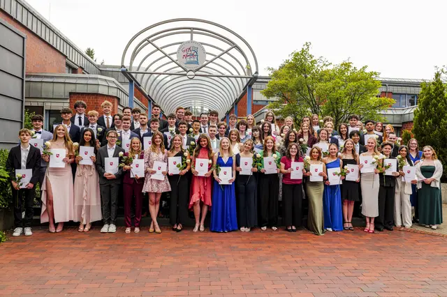 Abitur 2025, Absolventinnen und Absolventen, Gymnasium Meckelfeld

Kevin Connor Barth, Mina Biesterfeld, Bela Leonard Bornhöft, Maxim Borodikhine, Steven Brause, Henrik Brüggemann, Noyan Caba, Josefine Carstens, Dô Dúc Dat Dào, Jonathan Drews, Alina Ehlert, Nina-Sophie Erdlej, Emily Sarah Ernst, Felix Färber, Victoria Anisha Friedrich, Amelie Gerth, Emily Glüsing, Julia Gradinar, Victoria Groth, Leon Hafner, Jette Hartmann, Ida Heinemann, Valerie Henke, Anton Hermsdorf, Minh An Hoang, Ibrahim Elias Hofyani, Paula Jaeger, Leon Kaiser, Lorin-Nayla Kaval, Sophie Kern, Hauke Klimach, Lasse Mika Kock, Tom Körner, Lara-Sophie Christin Lang, Sarah Liebaug, Sophia Liebig, Lena Sophie List, Lukas Maak, Maila Maak, Tom David Müller, Luca Oberländer, Amelie Oelkers, Lucas Pelka, Mark Leon Przybylski, Laura Röber, Mats Roeske, Tim Rothenberger, Jule Henrike Sandgaard, Mika Jörg Schaffer, Anne Schlepkow, Lena Marie Schmidt, Vivien Kim Schnack, Luis Schönhardt Fernandez, Simon Schümann, Lillian Frances Sienerth, Linus Sieversen, Leonie Steffen, Lilly Greta Stieler, Mariella Ulrich, Louisa Johanna Wagner, Nicolas Wagner Higuera, Niklas Wallmann, Lukas Werner, Jonas Lennart Weseloh, Louisa Weseloh, Hannah Wetendorf, Nick Wolpers, Lea Wübbe, Naomi Ling Xiao  | Foto: Gymnasium Meckelfeld