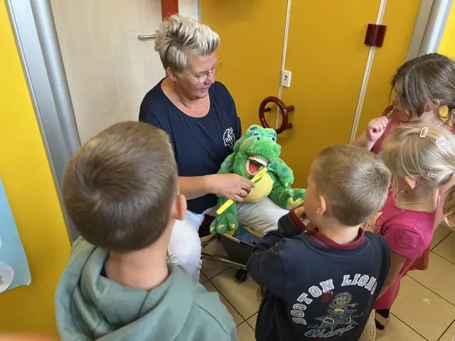Die Prophylaxefachkraft Ilka Dehde vom Zahnärztlichen Dienst des Amtes Gesundheit zeigt gemeinsam mit dem Plüschkrokodil Kroki den Kindern der Kita Bützfleth, wie man richtig Zähne putzt
 | Foto: Landkreis Stade / Nina Dede
