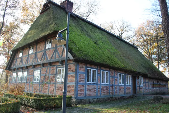 Es gibt Modernisierungsbedarf: Das historische Heimathaus wurde 1987 als "attraktiver, heimatbezogenen Mittelpunkt unseres Dorflebens" von Samtgemeindedirektor Peter Rieckmann eröffnet | Foto: poep
