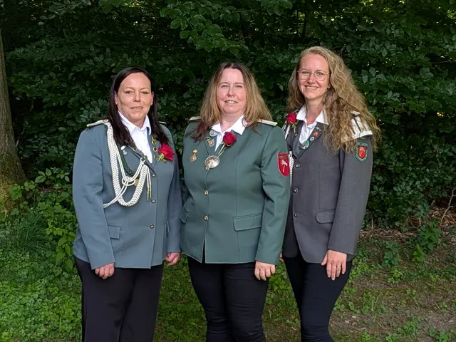 Damenkönigin Nicole Klisch „die Wiederkehrende“ mit ihren 
Adjutanten Jasmin Nimé und Vanessa Lange | Foto: Uwe Stelling / Arne Popp
