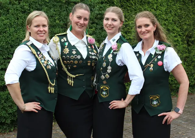 Die neue Königin in Moor mit ihren Adjutantinnen (v.li.): Isabell Freudenberg, Jennifer Heitkamp, Majestät Tatjana Wübbe, Nicol Marquardt. Die vierte Adjutantin Ronja Meyer ist nicht mit im Bild | Foto: SV Moor