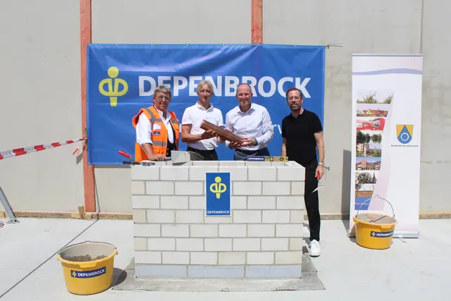 Mauerten die Zeitkapsel ein (v. li.): Wilhelm Gieseke, Bauleitender Polier der Firma Depenbrock, Markus Kellner, Geschäftsführer von Depenbrock, Bürgermeister Tobias Handtke und Architekt Christoph Frenzel von Frenzel und Frenzel | Foto: pm