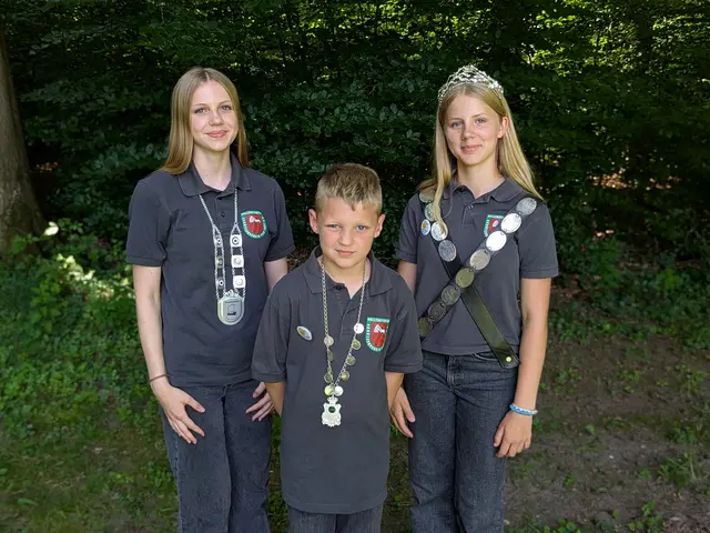 Jugendhanseatenkönigin Lenya Jensen mit Prinz
Emil Klüver und Kinderkönigin Annemieke Wedel | Foto: Uwe Stelling / Arne Popp