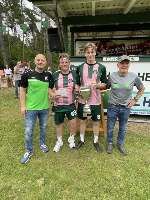 Ehrung der Turniergewinner: Heiko Riebesell (li.) und Klaus Voigts (re.) vom FC-Vorstand mit Erik Loleit (2. v. li.) und Konstantin Braatz von der Siegermannschaft "Baller die Waldfee" | Foto: Voigts