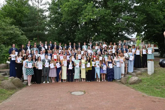 Die Abiturientinnen und Abiturienten der IGS Buchholz | Foto: Thomas Lichtschlag