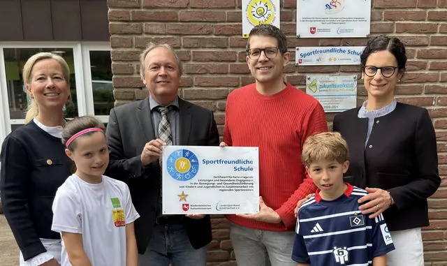 Kareen Kreipe-Tietz (Lehrerin, v. li.), Helene Paffenholz, Detlef Zeidler vom Landesamt, Schulleiter Gunnar Sievert, Haro Daute-Hoffmann, Stellvertretende Schulleiterin Kerstin Nuss | Foto: Maaleen Bädker