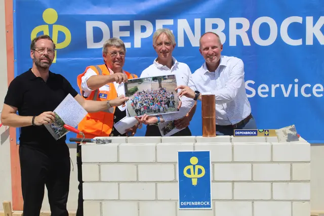 Mauerten die Zeitkapsel ein (v. li.): Wilhelm Gieseke, Bauleitender Polier der Firma Depenbrock, Markus Kellner, Geschäftsführer von Depenbrock, Bürgermeister Tobias Handtke und Architekt Christoph Frenzel von Frenzel und Frenzel | Foto: pm