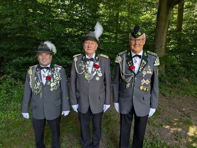 Pistolenkönig Rüdiger Kummer „der Frauenfreund vom Staersbach“ (Mi.) mit den Adjutanten  Bernd Schillgalies und Willfried Kochanski | Foto: Uwe Stelling / Arne Popp