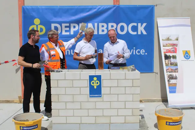 Mauerten die Zeitkapsel ein (v. li.): Wilhelm Gieseke, Bauleitender Polier der Firma Depenbrock, Markus Kellner, Geschäftsführer von Depenbrock, Bürgermeister Tobias Handtke und Architekt Christoph Frenzel von Frenzel und Frenzel | Foto: pm