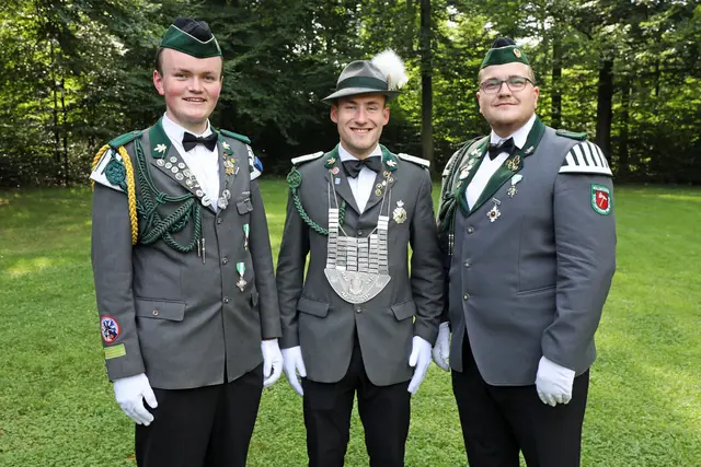 Jungschützenkönig Jan-Henrik Peters „Herr Bert von Breitenstein“ (Mi.) mit den Adjutanten Niclas Westphal und Tammo Redenius | Foto: Uwe Stelling / Arne Popp