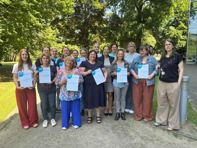 Die Absolventinnen freuen sich über ihre Zertifikate als alltagsintegrierte Sprachfachkraft | Foto: Landkreis Harburg