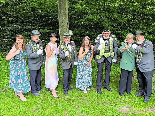 Die Königscrew (v. li.): Steffi und Maik Wörmsdorf, Christin Döbler und Rene Wiewicke, das Königspaar Nicole und Marc Strube, "der jagende Präsident vom Strubehus", sowie Barbara und René Plüquett  | Foto: Uwe Stelling / Arne Popp
