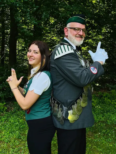 Erfolgreiche Schützen in Hollenstedt: König Marc Strube mit Tochter und Jungschützenkönigin Joline  | Foto: Uwe Stelling / Arne Popp