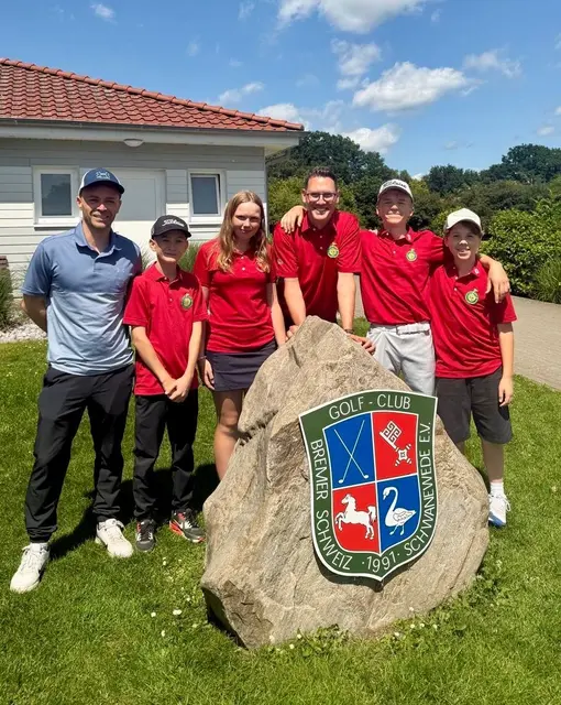 Das erfolgreiche GAK-Golf-Team (v. li.).: Sportlehrer Yannick Voorwold, Linus Walter, Hannah Levsen, Golf-Pro Torben Walter vom Golfclub Buchholz, Finn Keller und Max Thöle | Foto: GAK