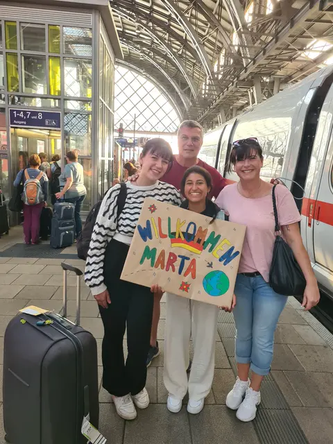 Eine Gastfamilie beim Abholen ihrer Gasttochter am Bahnhof | Foto: Experiment/privat