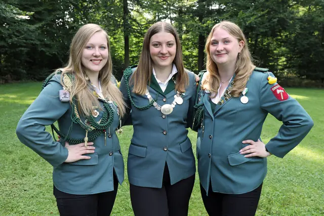 Jungschützenkönigin Joline Strube „Joe Line vom Pinus Silvestris auferet“ (Mi.) mit den Adjutantinnen Saskia Thiemann und Alexandra Pfersching | Foto: Uwe Stelling / Arne Popp