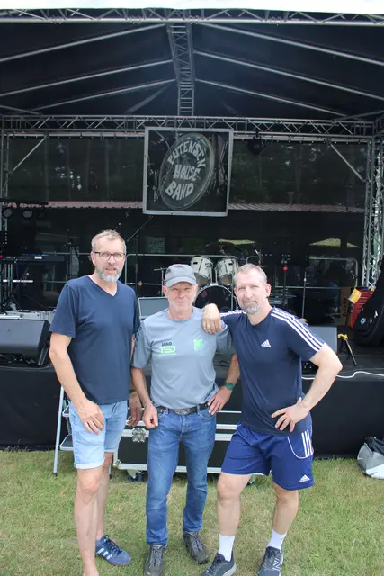 Freude über den Jubiläumserfolg (v. li.): Gödenstorfs Bürgermeister Jörg Kraus, FC-Vorsitzender Klaus Voigts und Tommes Anschütz, Chef der "Putensen House Band" | Foto: ce