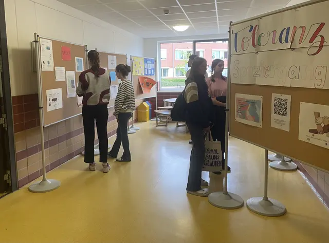 Schülerinnen in der Ausstellung | Foto: Christa Haar-Rathjen