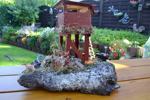 Marc Strube hat kreative Adjutanten: Christin Döbler schuf mit viel Liebe diesen kleinen Hochsitz | Foto: bim