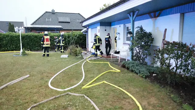 Die Feuerwehr und Polizei bei einem Einsatz in Himmelpforten, wo ein  Blitz in ein Bungalow eingeschlagen hatte | Foto: Rolf Hillyer-Funke / Feuerwehren SG Oldendorf-Himmelpforten