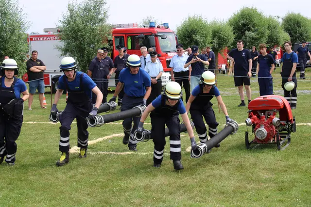 Die Roydorfer Wehr beim Kuppeln der Saugleitungen auf Zeit | Foto: Burkhard Giese