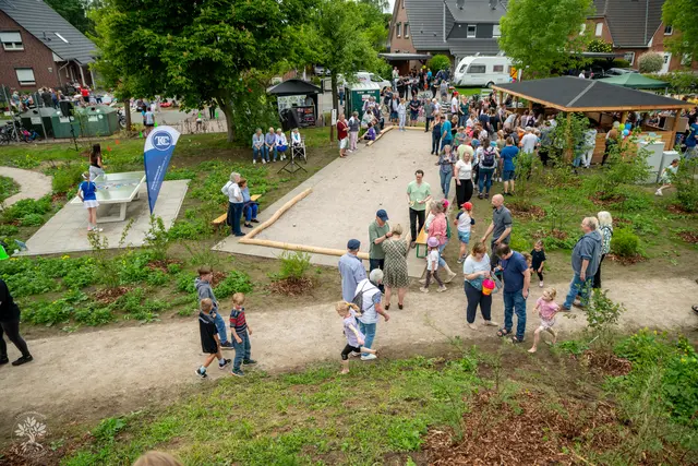 Schon am Eröffnungstag war der Mehrgenerationenspielplatz am Brackweg in Marschacht ein beliebter Treffpunkt von Groß und Klein | Foto: SAMO Fotografie