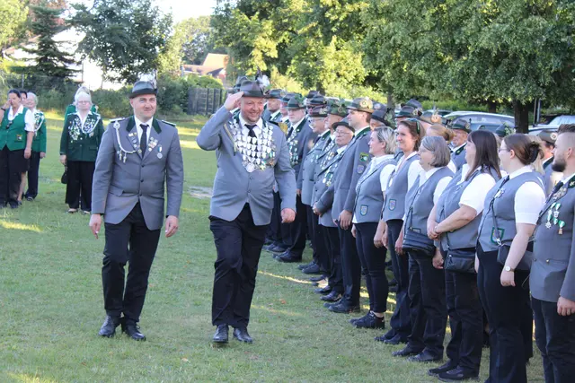 Der frischgebackene König Christian Baasch schreitet die Front ab | Foto: ce