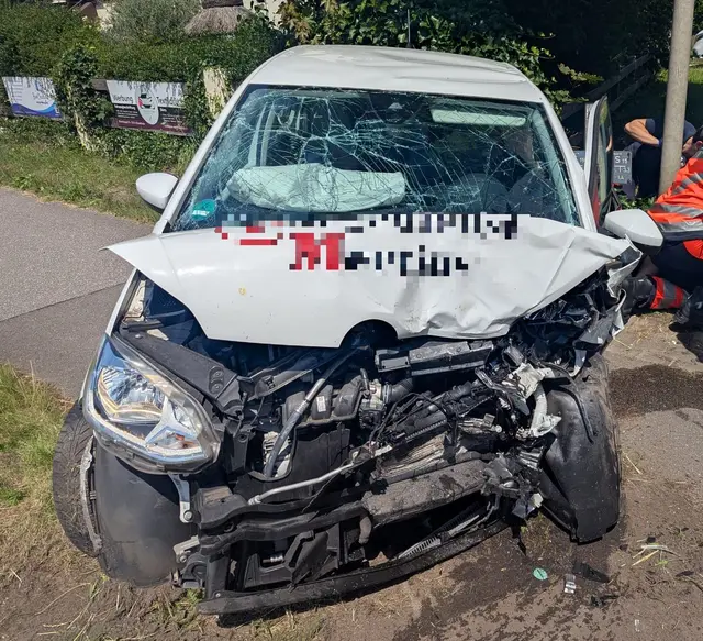 Der völlig zerstörter VW | Foto: Polizei