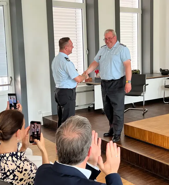 Oberstleutnant Arne Wriedt (li.) übergibt das Amt des Stader KVK-Leiters an Oberstleutnant Arbo von der Ehe | Foto: Landkreis Stade / Daniel Beneke