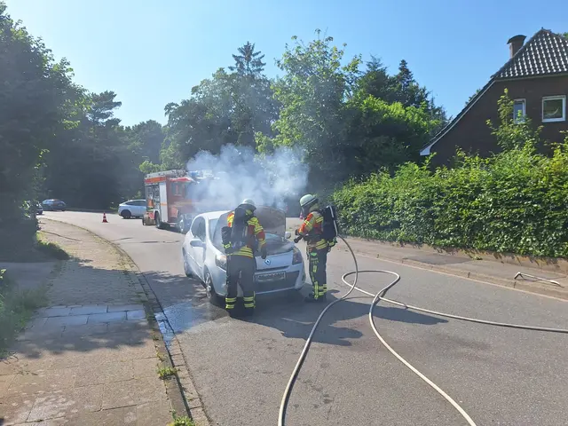 Die Einsatzkräfte löschen den Motorraum ab | Foto: Feuerwehr Seevetal