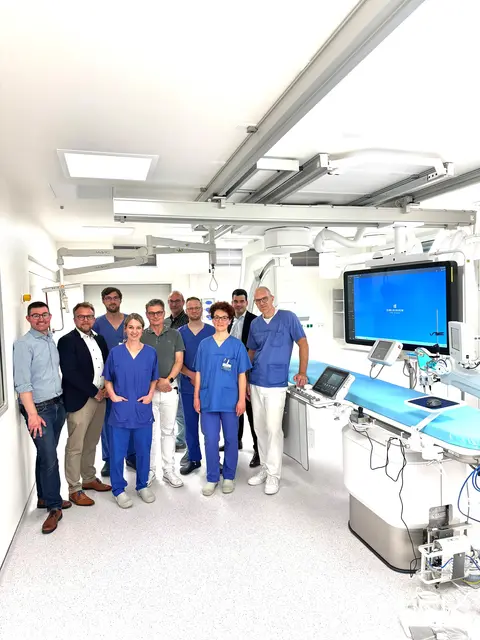 Der neue LHKM in der Klinik für Innere Medizin am Elbe Klinikum Stade wurde im Beisein des gesamten Projektteams rund um Chefarzt PD Dr. Sebastian Philipp (Mitte) in
Betrieb genommen | Foto: Elbe Kliniken/Sebastian Braeutigam