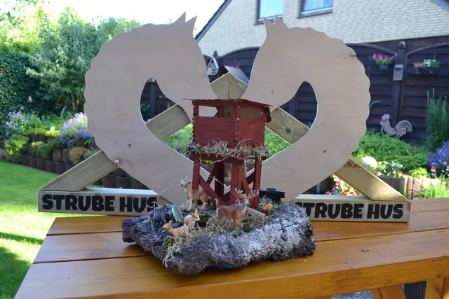 Adjutant René Plüquett fertigte aus Holz und zwei Pferdeköpfen ein Strube-Hus-Schild  | Foto: bim