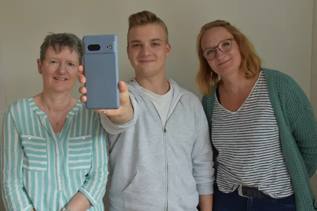 Bieten Unterstützung bei Problemen mit dem Handy: Kirsten Wienand (von links), Moritz Jodjohn und Sandra Petersen von den Johannitern | Foto: Johanniter