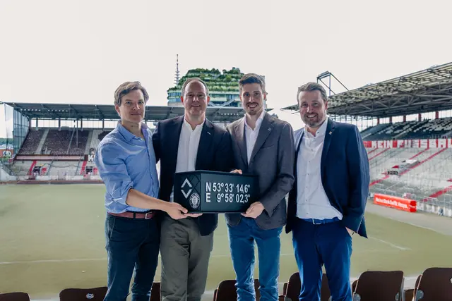 Beginn der neuen Partnerschaft (v, li.): Wilken Engelbracht (Kaufmännischer Geschäftsleiter des FC St. Pauli) und Oke Göttlich (Vereinspräsident des FC St. Pauli) erhalten einen Viebrockhaus-Eckstein für das Millerntor-Stadion von Lars und Dirk Viebrock (CEOs der Viebrockhaus AG)  | Foto: Viebrock AG