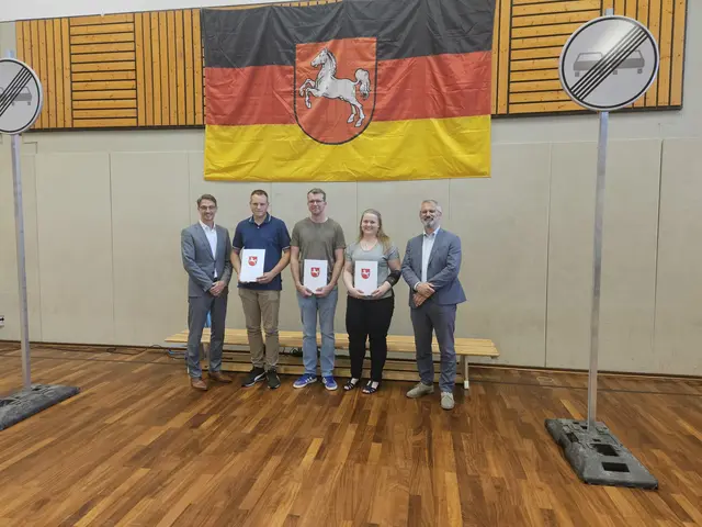  Dirk Möller (Vorsitzender des Prüfungsausschuss, v. li.), die JahrgangsbestenLinus Kahle (SM Vorsfelde), Florian Söhlke (SM Rinteln) und  Simone Hüttmann (SM Soltau) sowie  Timo Quander (Präsident der NLStBV)

  | Foto: NLStBV