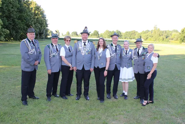 Der neue Regent mit Adjutanten und Partnerinnen (v. li.): Thorsten Henck, Volker Borowi, Ehefrau Tanja, König Christian Baasch mit Ehefrau und Damenkönigin Sandra, Ralf und Claudia Jankowski sowie Mario und Miriam Rüsch | Foto: ce